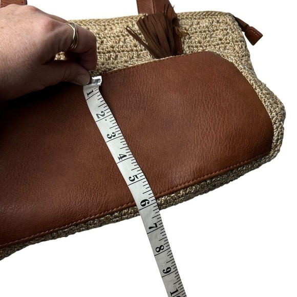 The Sak Women Hand Crocheted Bag Purse Tote Fairmont Large Gold Tan Woven Tassel - Picture 9 of 10